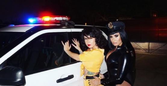 Demi Lovato pociągającą policjantką